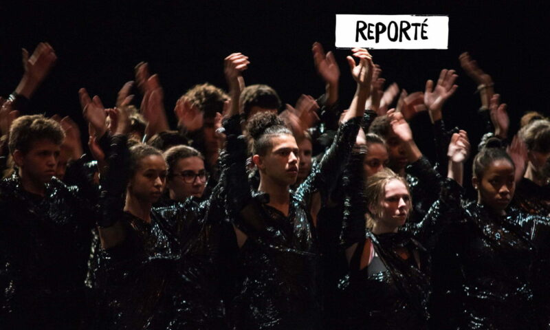 Jeune ballet urbain qui danse sur scène