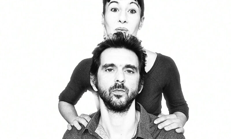 homme et femme qui posent pour une photos