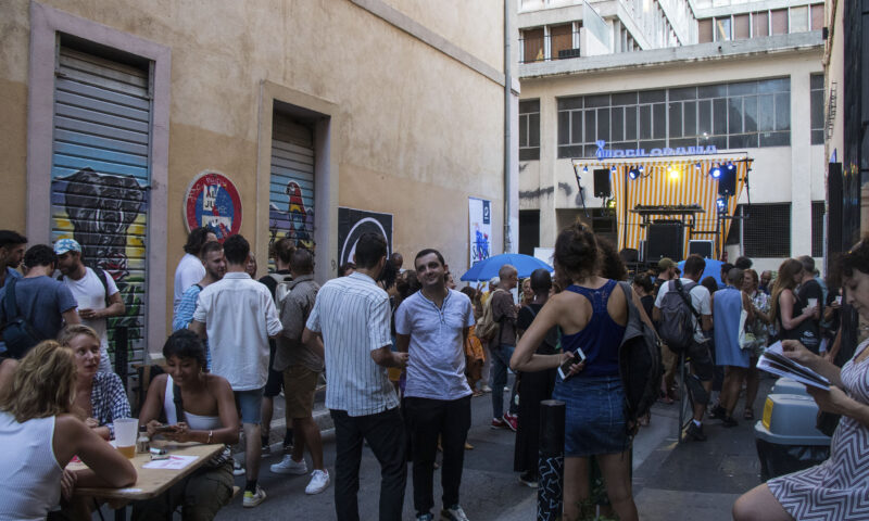 personnes qui passent du bon temps ensemble au théâtre de l'Œuvre